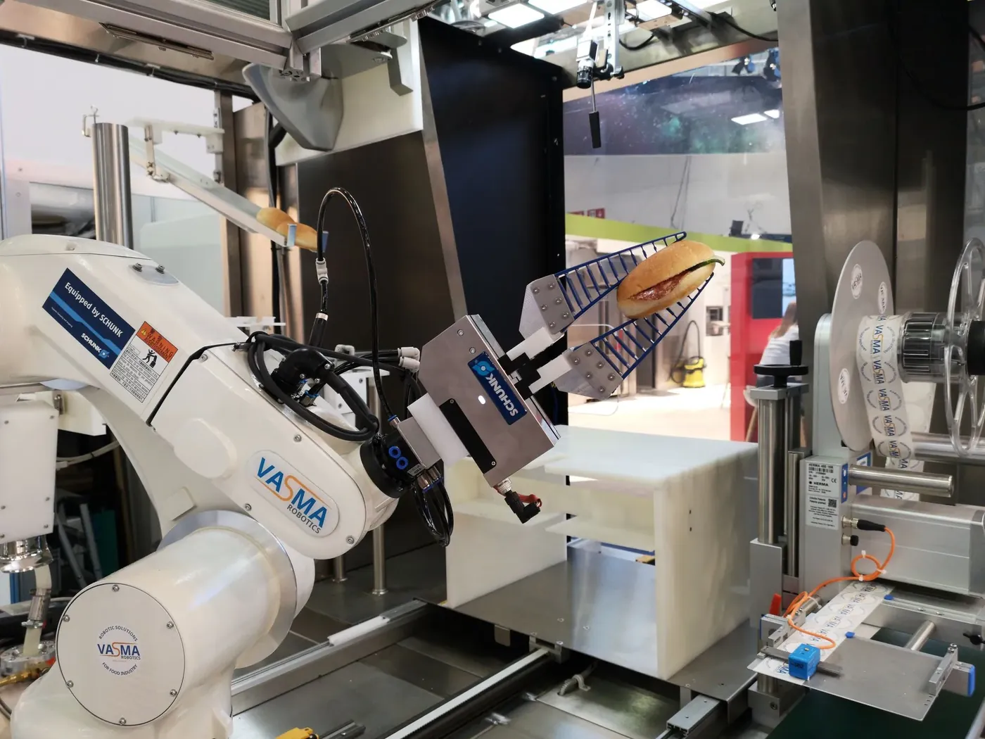 Roboterzelle mit Sondergreifer für die Lebensmittelproduktion
