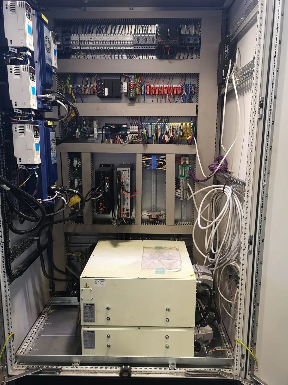 Schaltschrank mit Robotersteuerung