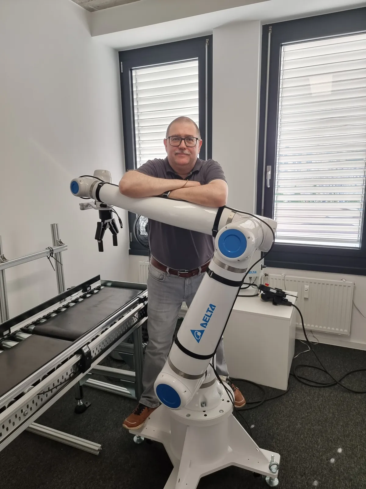 Sergey Vasilyev mit einem kollaborativen Roboter (Cobot)