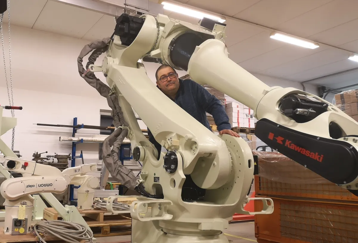 Sergey Vasilyev, Roboterprogrammierer aus Gmunden, an einem Kawasaki Industrieroboter